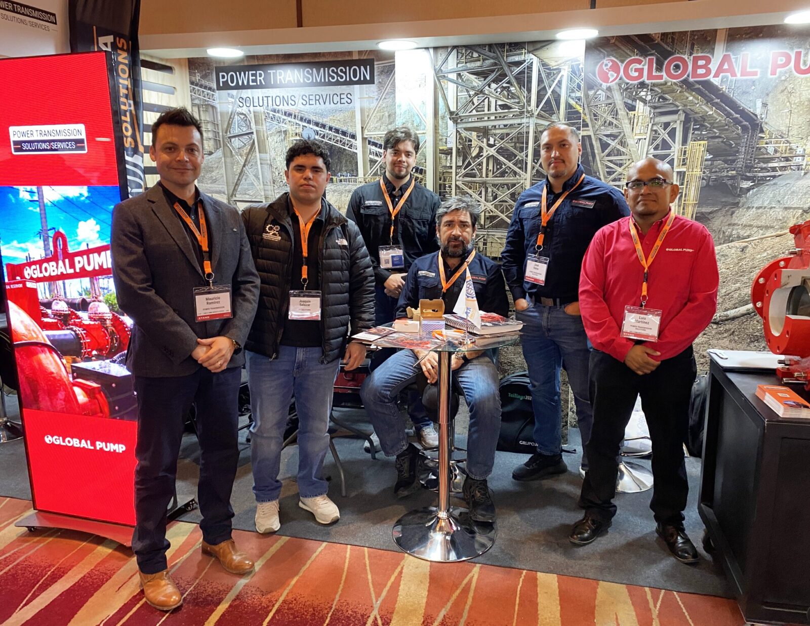Equipo de PT Solutions en su stand durante Tailings 2026
